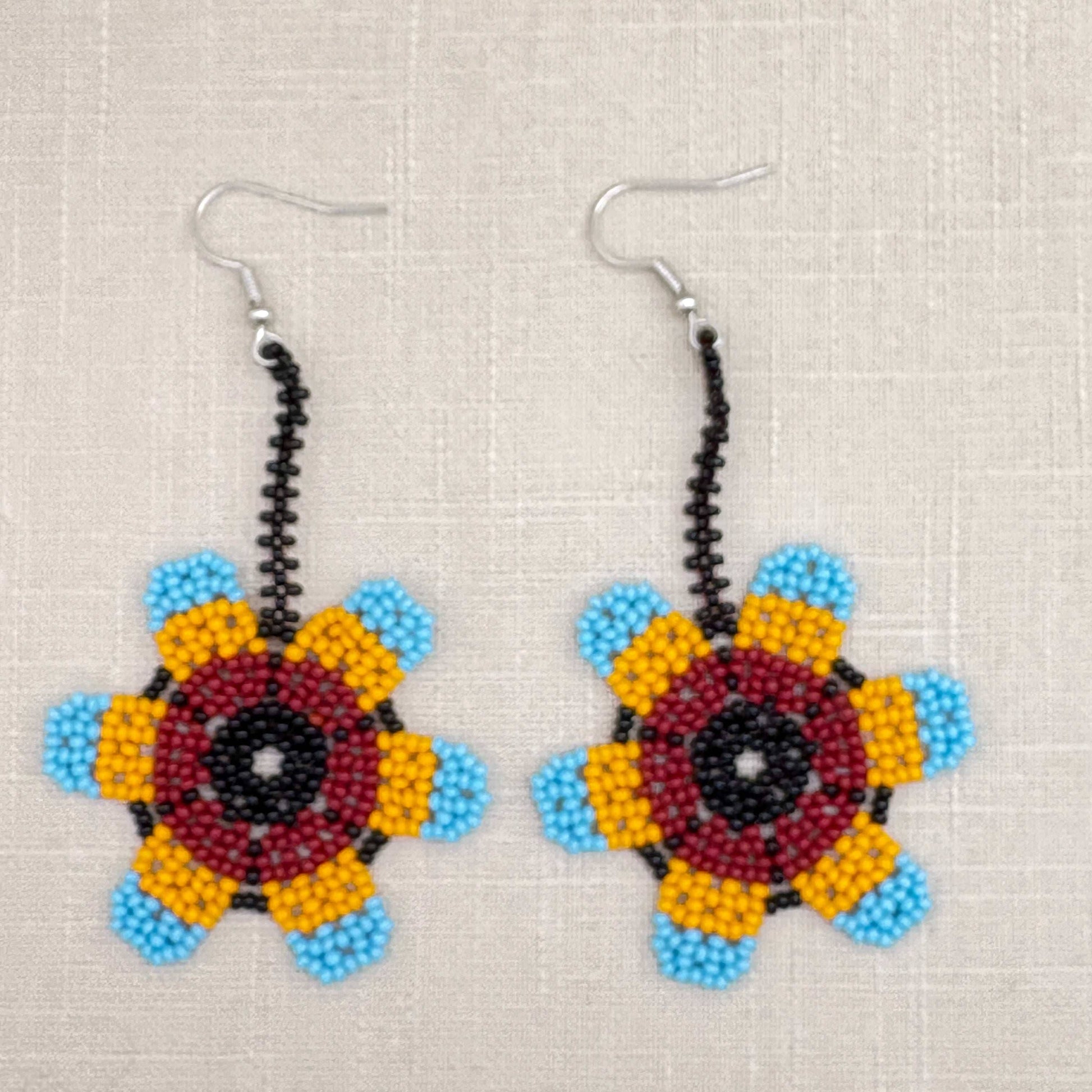 Boucles d'oreilles en perles de verre (miçanga) - Fleur marron jaune et bleu - Ethnie Wai Wai Boucles d'oreilles Ethnie Wai Wai localisée dans les états de l' Amazonas, Pará et Roraima dans le Nord du Brésil. 