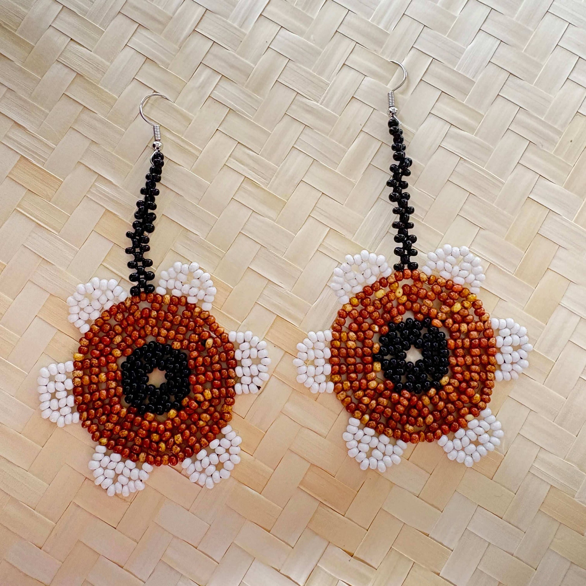 Boucles d'oreilles en perles de verre (miçanga)- Fleur marron noir et blanc - Ethnie Wai Wai Boucles d'oreilles Ethnie Wai Wai localisée dans les états de l' Amazonas, Pará et Roraima dans le Nord du Brésil. 