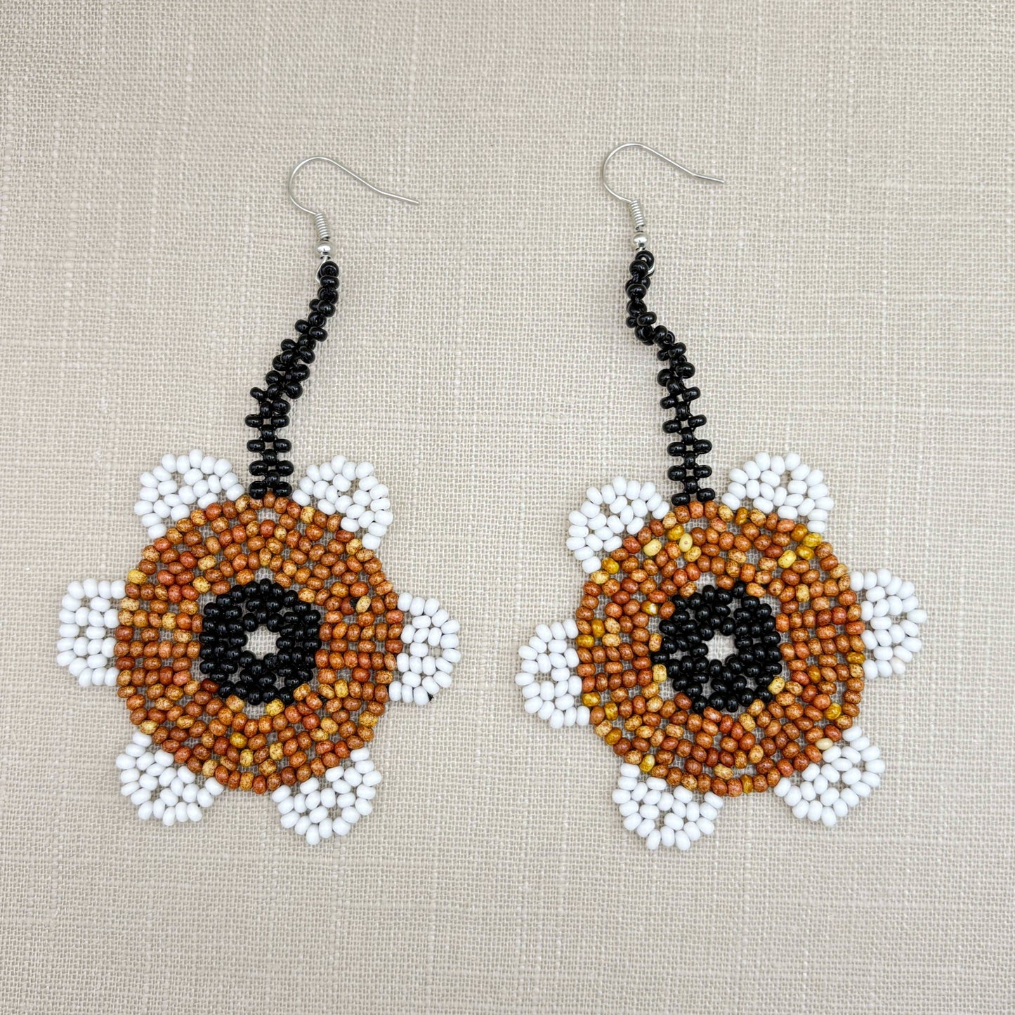 Boucles d'oreilles en perles de verre (miçanga)- Fleur marron noir et blanc - Ethnie Wai Wai Boucles d'oreilles Ethnie Wai Wai localisée dans les états de l' Amazonas, Pará et Roraima dans le Nord du Brésil. 