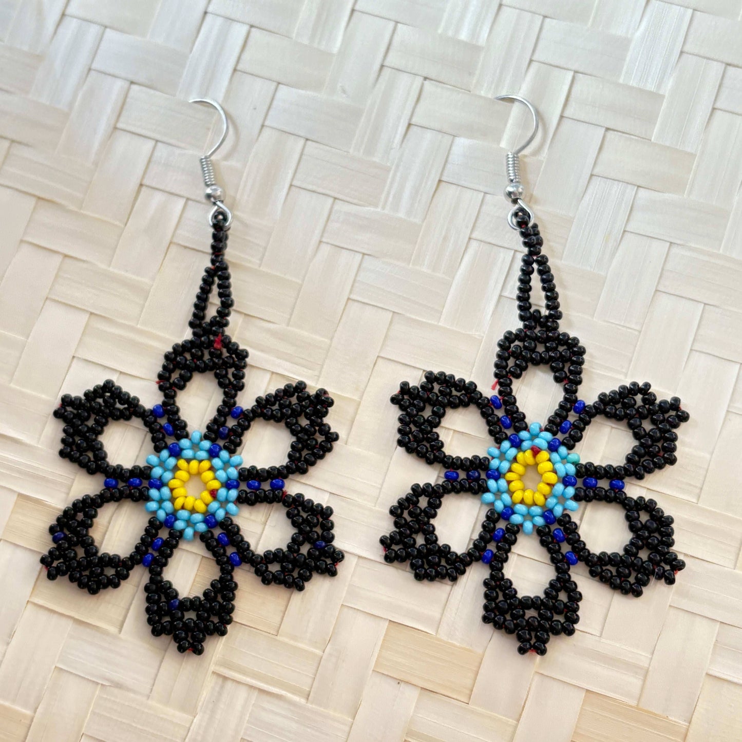 Boucles d'oreilles en perles de verre (miçanga) - Fleur noire et bleue coeur jaune - Ethnie Wai Wai Boucles d'oreilles Ethnie Wai Wai localisée dans les états de l' Amazonas, Pará et Roraima dans le Nord du Brésil. 