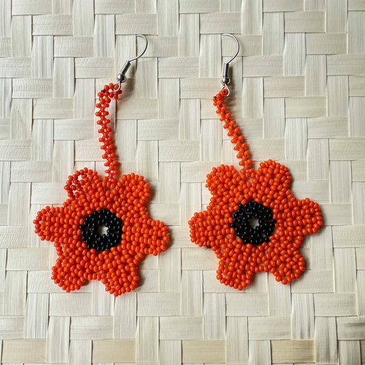 Boucles d'oreilles en perles de verre (miçanga) - Fleur orange coeur noir- Ethnie Wai Wai Boucles d'oreilles Ethnie Wai Wai localisée dans les états de l' Amazonas, Pará et Roraima dans le Nord du Brésil. 