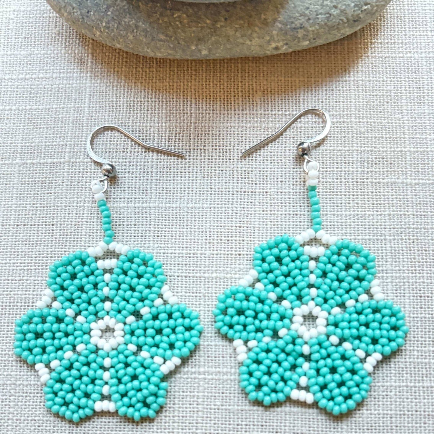 Boucles d'oreilles en perles de verre (Miçanga) - Fleur turquoise et blanc - Ethnie Borari Boucles d'oreilles Ethnie Borari, localisée dans l'état du Pará dans le Nord du Brésil. 