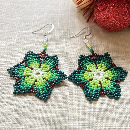Boucles d'oreilles en perles de verre (Miçanga) - Fleur vert blanc et noir - Ethnie Borari Boucles d'oreilles Ethnie Borari, localisée dans l'état du Pará dans le Nord du Brésil. 