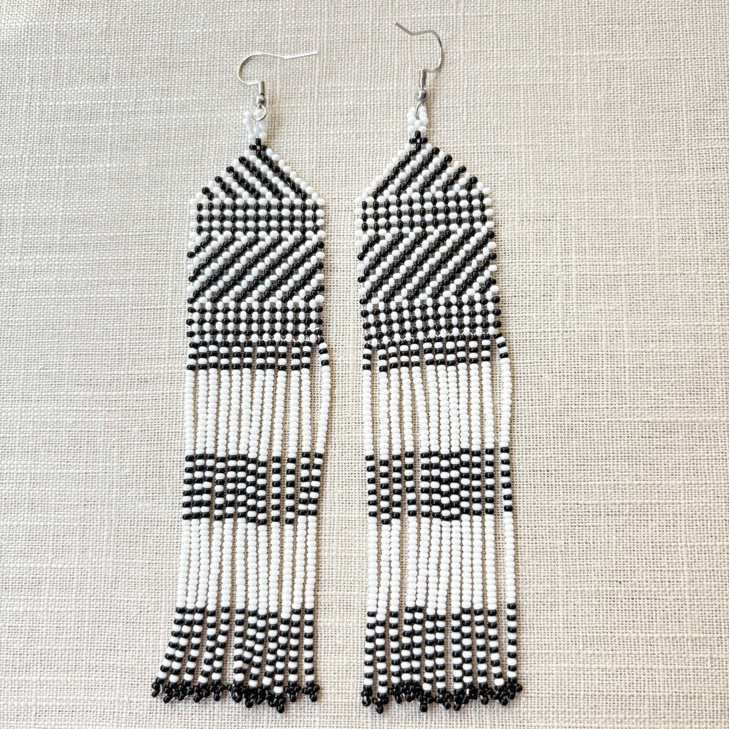 Boucles d'oreilles en perles de verre (Miçanga) - franges blanc noir - Ethnie Kayapo Boucles d'oreilles Ethnie Kayapo, localisée dans l'état du Pará au nord du Brésil 