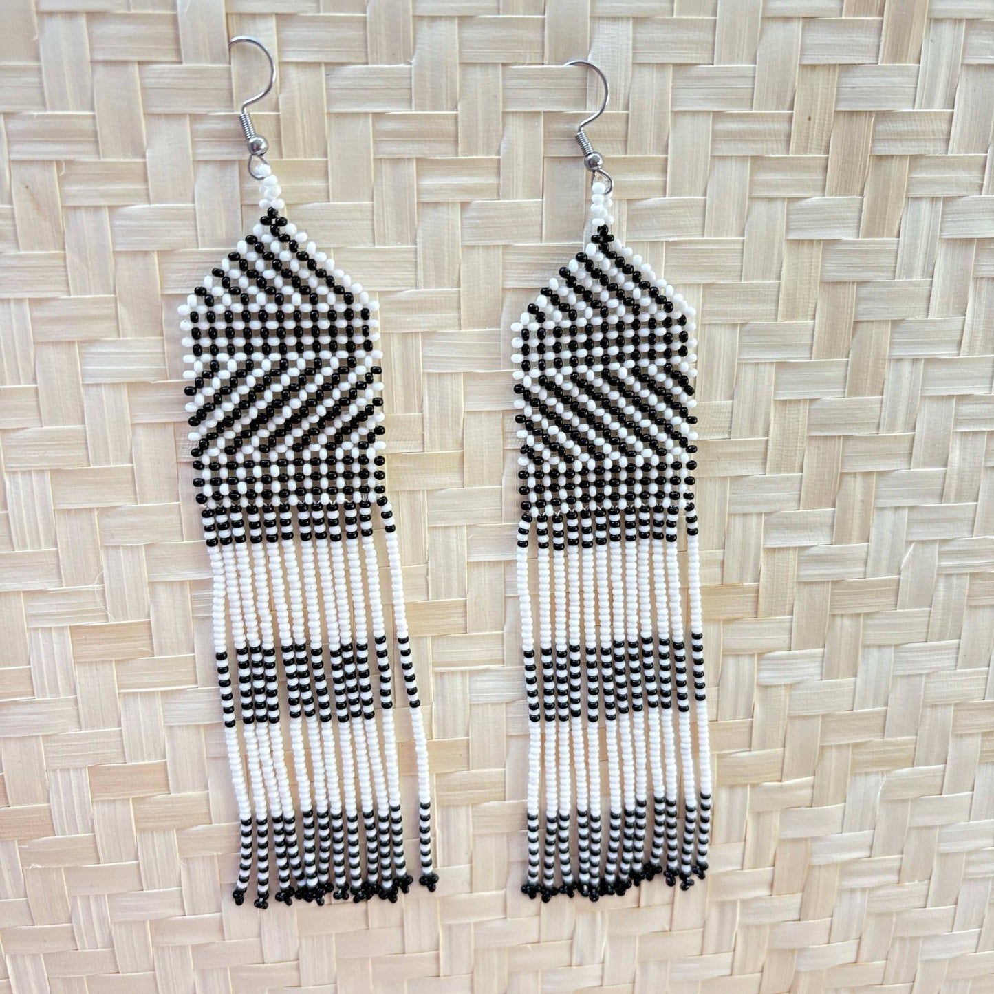 Boucles d'oreilles en perles de verre (Miçanga) - franges blanc noir - Ethnie Kayapo Boucles d'oreilles Ethnie Kayapo, localisée dans l'état du Pará au nord du Brésil 