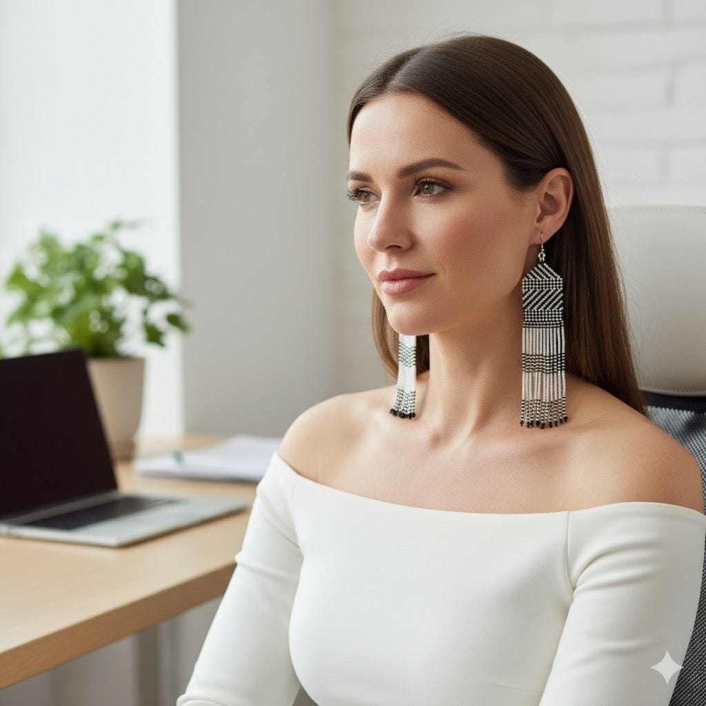 Boucles d'oreilles en perles de verre (Miçanga) - franges blanc noir - Ethnie Kayapo Boucles d'oreilles Ethnie Kayapo, localisée dans l'état du Pará au nord du Brésil 