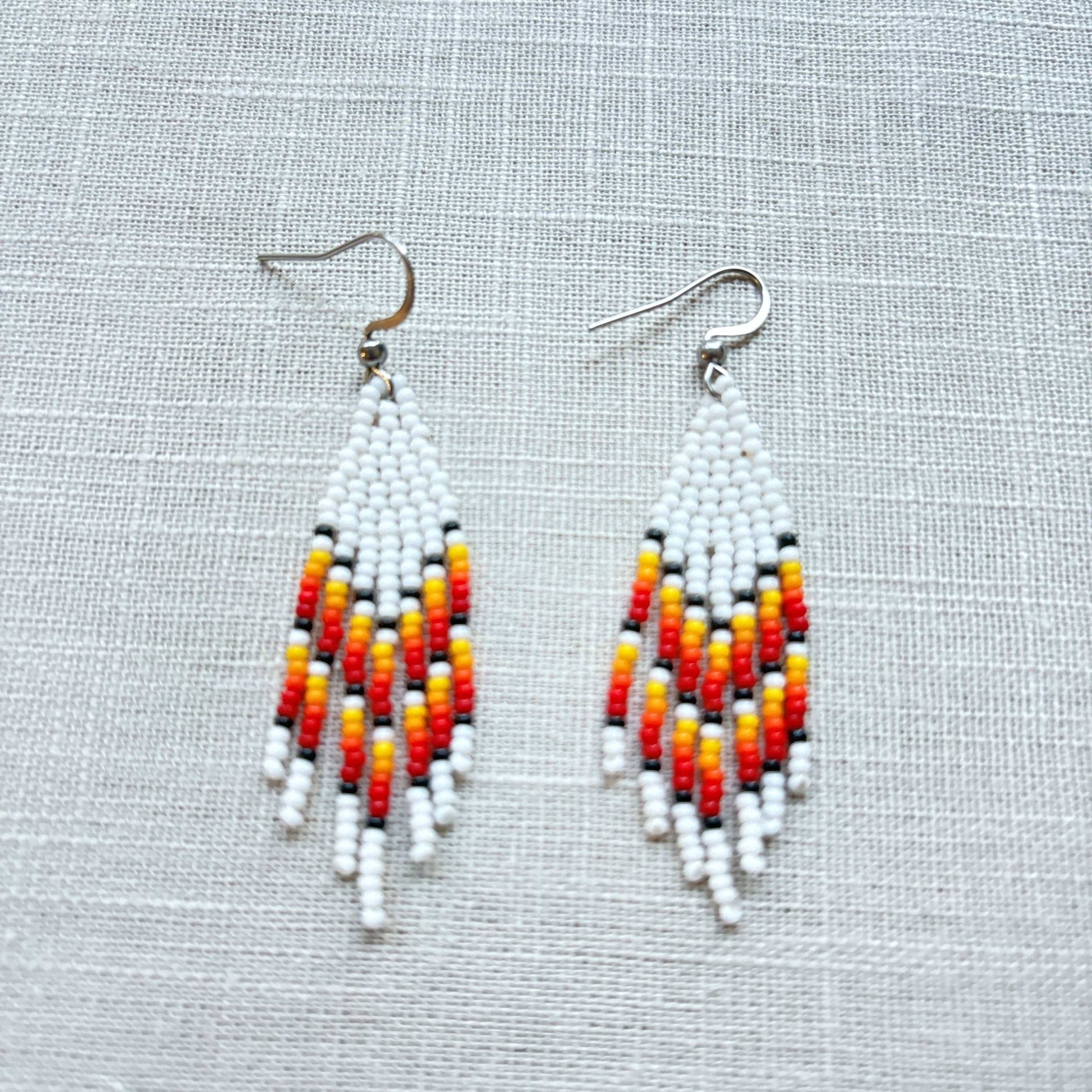 Boucles d'oreilles en perles de verre (Miçanga) - Franges blanc rouge orange - Ethnie Borari Boucles d'oreilles Ethnie Borari, localisée dans l'état du Pará dans le Nord du Brésil. 