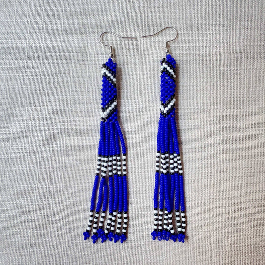 Boucles d'oreilles en perles de verre (Miçanga) - Franges bleu - Ethnie Borari Boucles d'oreilles Ethnie Borari, localisée dans l'état du Pará dans le Nord du Brésil. 