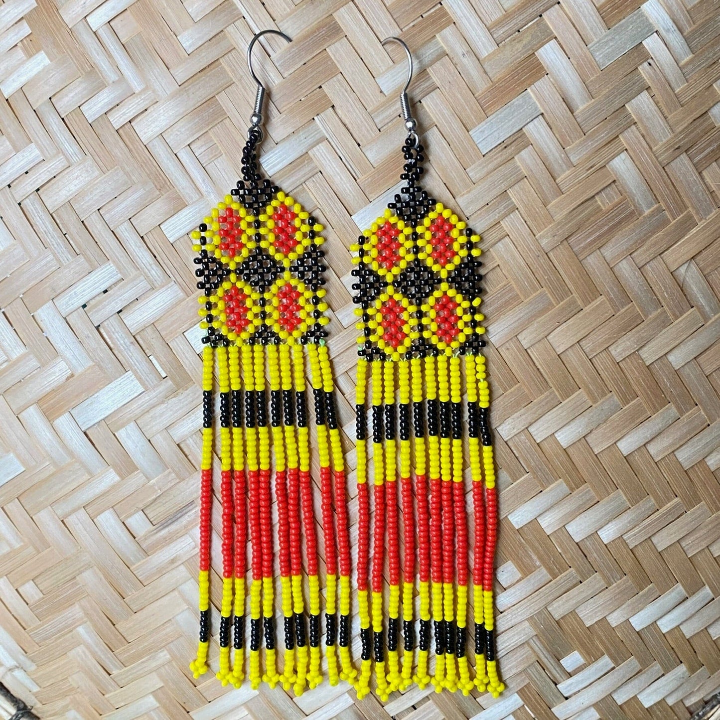 Boucles d'oreilles en perles de verre (miçanga) - franges jaune noir et rouge - Ethnie Kayapo Boucles d'oreilles Ethnie Kayapo, localisée dans l'état du Pará au nord du Brésil 
