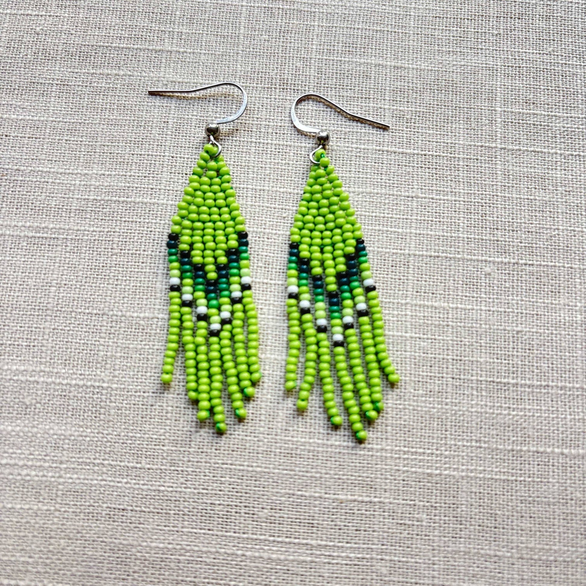 Boucles d'oreilles en perles de verre (Miçanga) - Franges vert blanc - Ethnie Borari Boucles d'oreilles Ethnie Borari, localisée dans l'état du Pará dans le Nord du Brésil. 