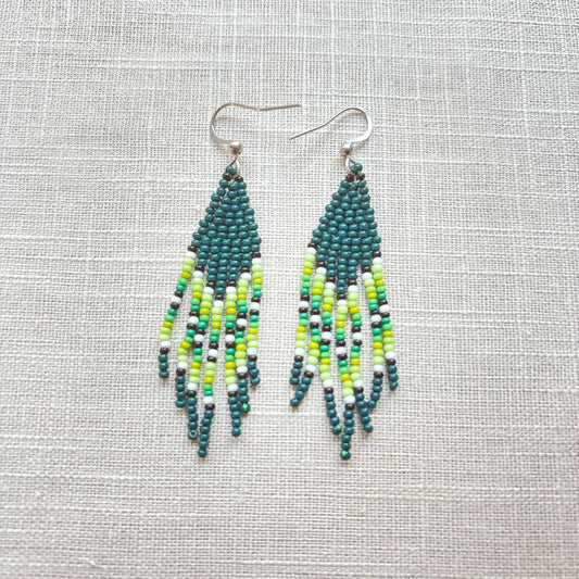 Boucles d'oreilles en perles de verre (Miçanga) - Franges vert blanc noir - Ethnie Borari Boucles d'oreilles Ethnie Borari, localisée dans l'état du Pará dans le Nord du Brésil. 