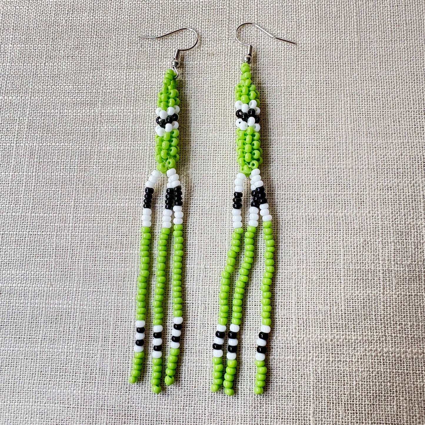 Boucles d'oreilles en perles de verre (Miçanga) - Franges vertes - Ethnie Borari Boucles d'oreilles Ethnie Borari, localisée dans l'état du Pará dans le Nord du Brésil. 
