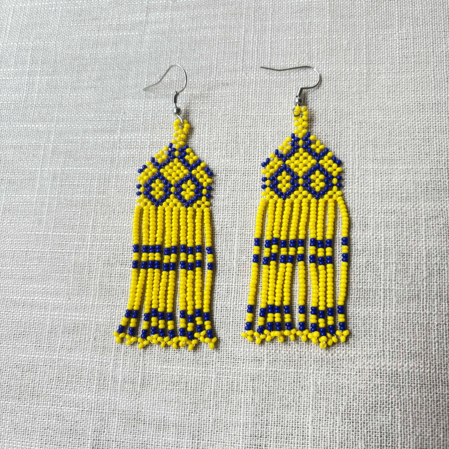 Boucles d'oreilles en perles de verre (Miçanga) - jaune et bleu - Ethnie Kayapo Boucles d'oreilles Ethnie Kayapo, localisée dans l'état du Pará au nord du Brésil 