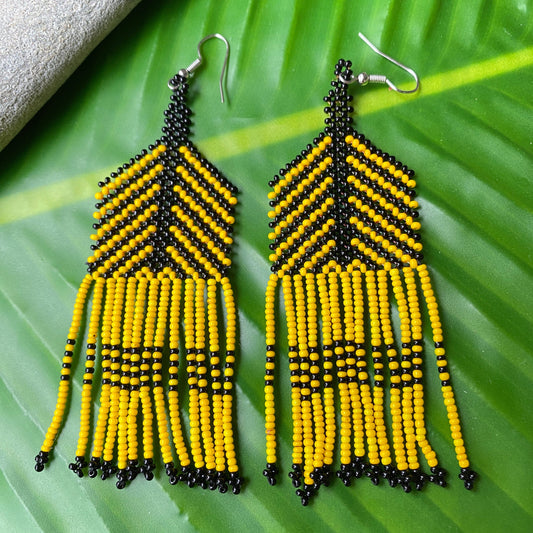 Boucles d'oreilles en perles de verre (miçanga) - Jaune et noir - Ethnie Wai Wai Boucles d'oreilles Ethnie Wai Wai localisée dans les états de l' Amazonas, Pará et Roraima dans le Nord du Brésil. 