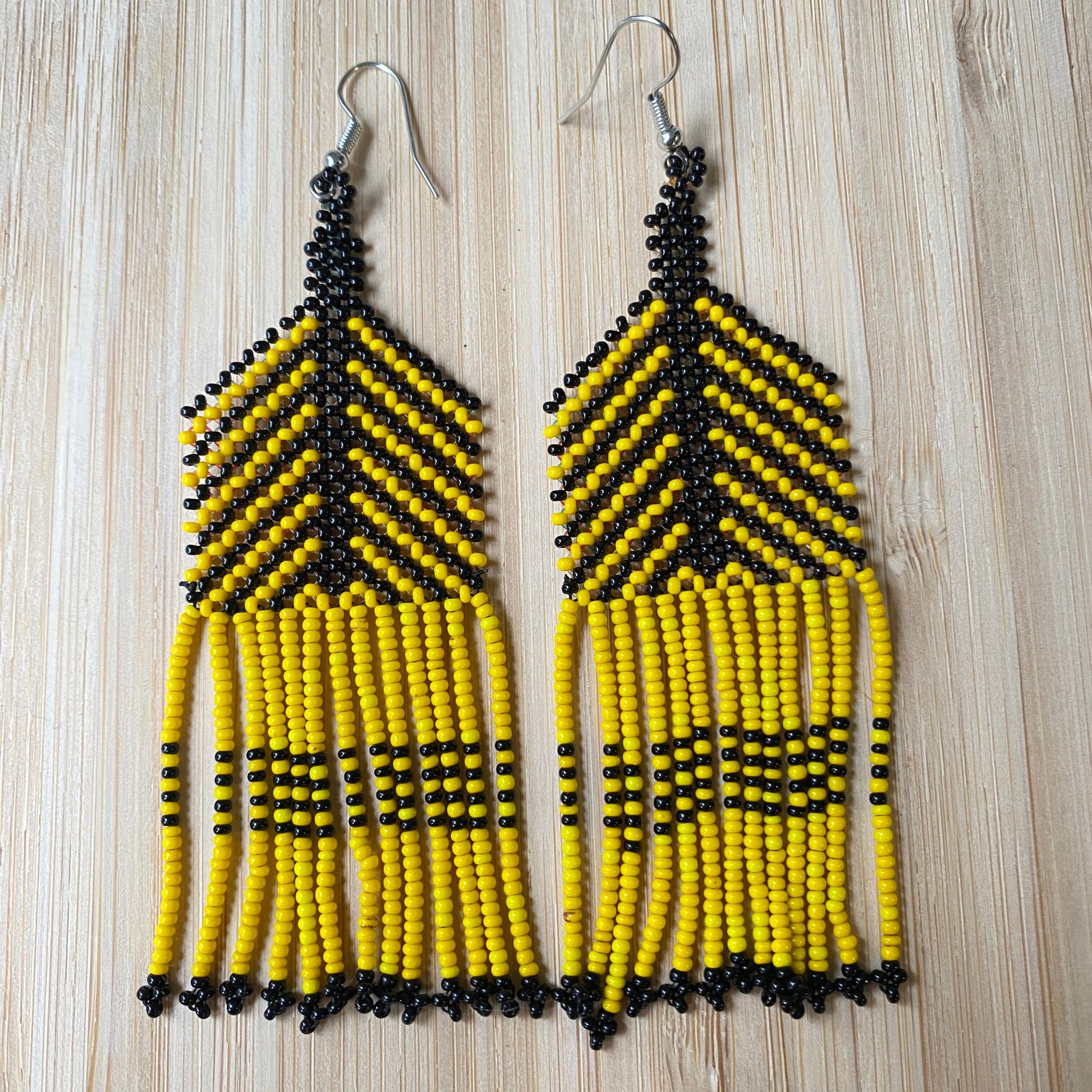Boucles d'oreilles en perles de verre (miçanga) - Jaune et noir - Ethnie Wai Wai Boucles d'oreilles Ethnie Wai Wai localisée dans les états de l' Amazonas, Pará et Roraima dans le Nord du Brésil. 