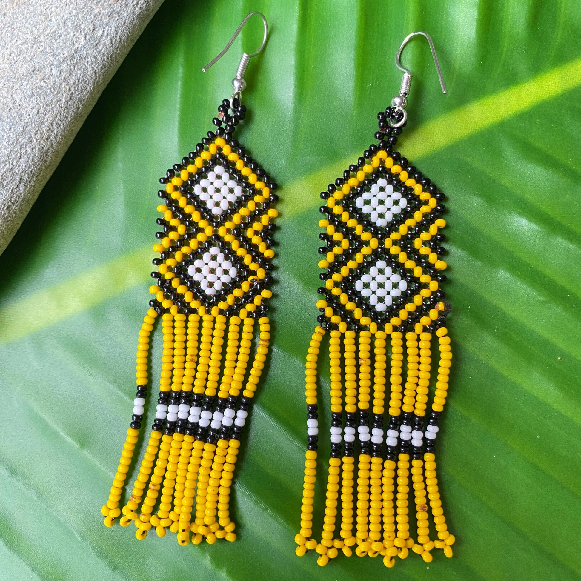 Boucles d'oreilles en perles de verre (miçanga) - jaune noir et losanges blancs - Ethnie Wai Wai Boucles d'oreilles Ethnie Wai Wai localisée dans les états de l' Amazonas, Pará et Roraima dans le Nord du Brésil. 