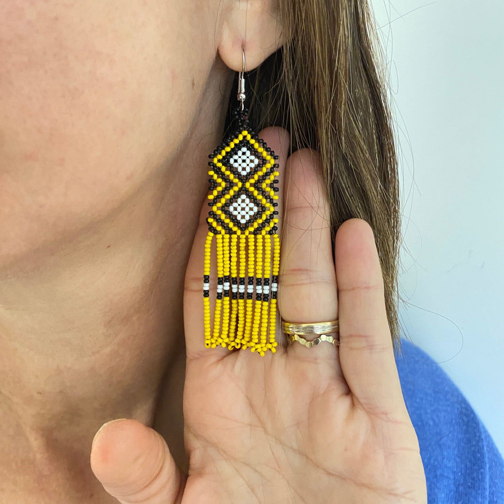 Boucles d'oreilles en perles de verre (miçanga) - jaune noir et losanges blancs - Ethnie Wai Wai Boucles d'oreilles Ethnie Wai Wai localisée dans les états de l' Amazonas, Pará et Roraima dans le Nord du Brésil. 