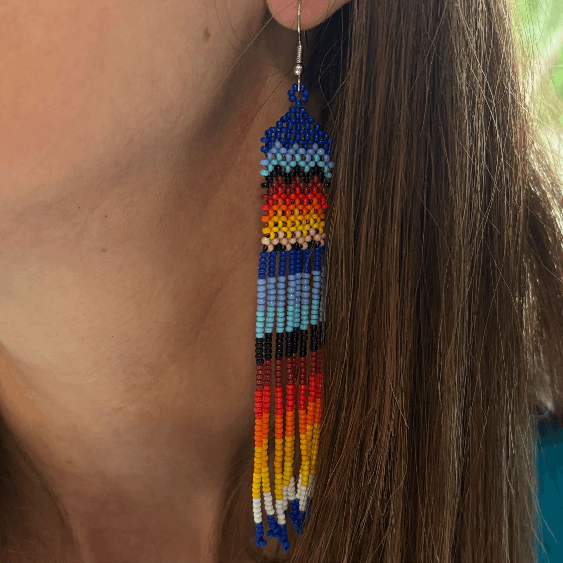 Boucles d'oreilles en perles de verre (miçanga) - lignes multicolores - Ethnie Wai Wai Boucles d'oreilles Ethnie Wai Wai localisée dans les états de l' Amazonas, Pará et Roraima dans le Nord du Brésil. 