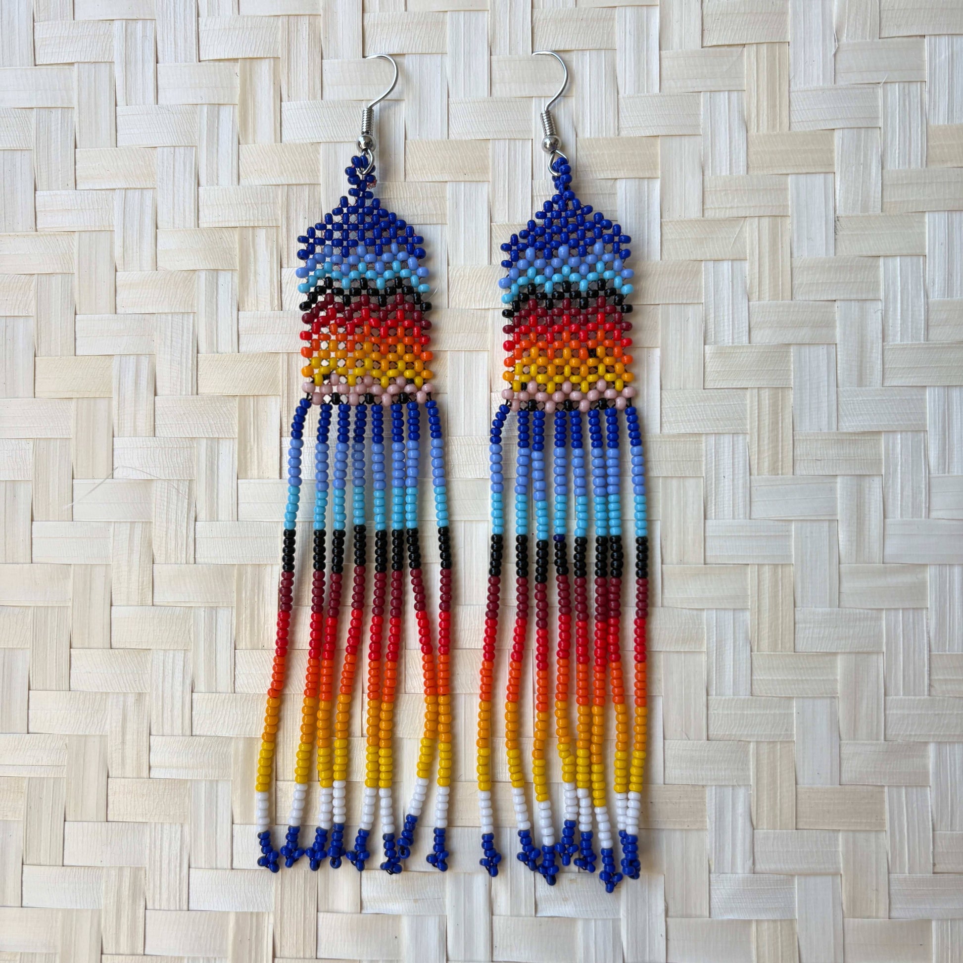 Boucles d'oreilles en perles de verre (miçanga) - lignes multicolores - Ethnie Wai Wai Boucles d'oreilles Ethnie Wai Wai localisée dans les états de l' Amazonas, Pará et Roraima dans le Nord du Brésil. 
