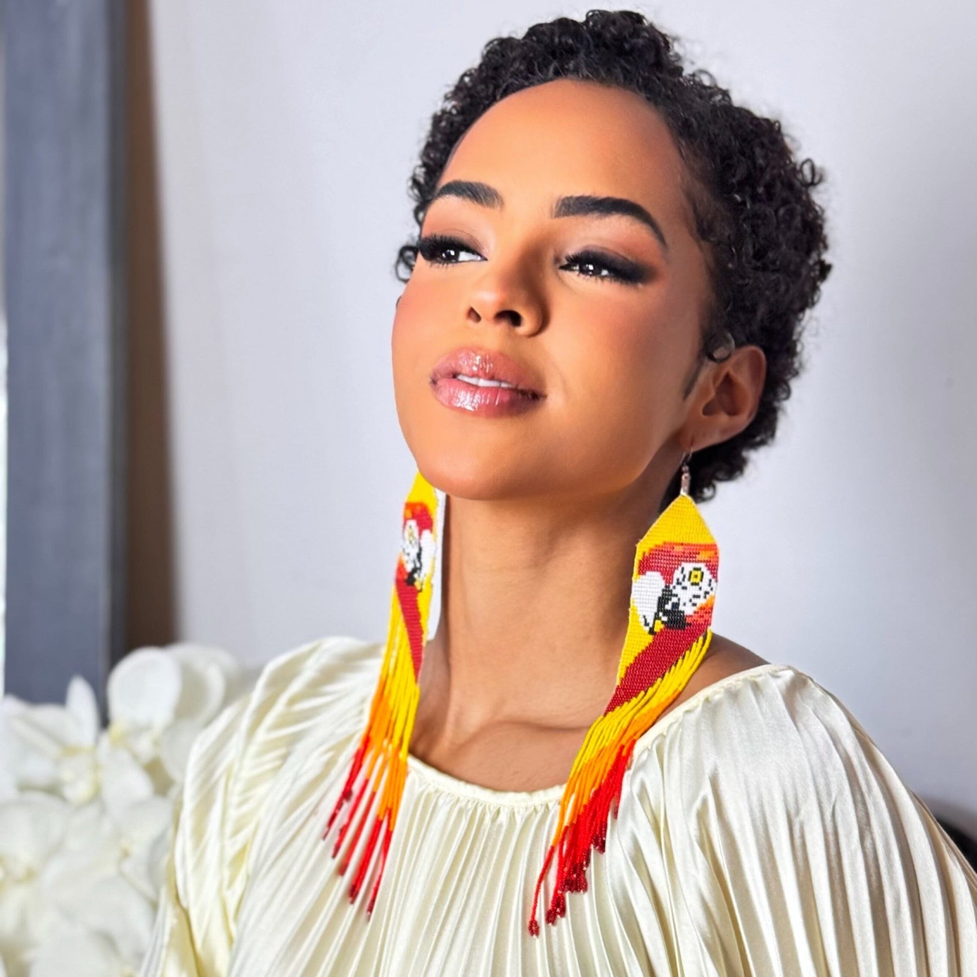 Boucles d'oreilles en perles de verre (Miçanga) - Motif Ara rouge fond jaune - Ethnie Borari Boucles d'oreilles Ethnie Borari, localisée dans l'état du Pará dans le Nord du Brésil. 