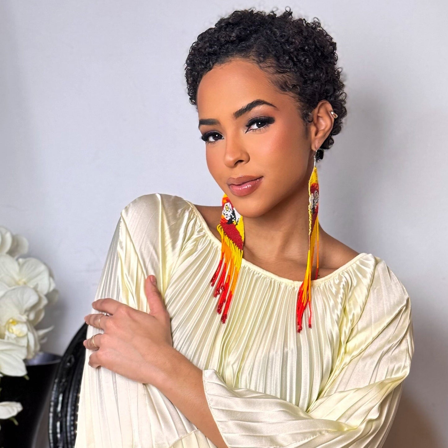 Boucles d'oreilles en perles de verre (Miçanga) - Motif Ara rouge fond jaune - Ethnie Borari Boucles d'oreilles Ethnie Borari, localisée dans l'état du Pará dans le Nord du Brésil. 