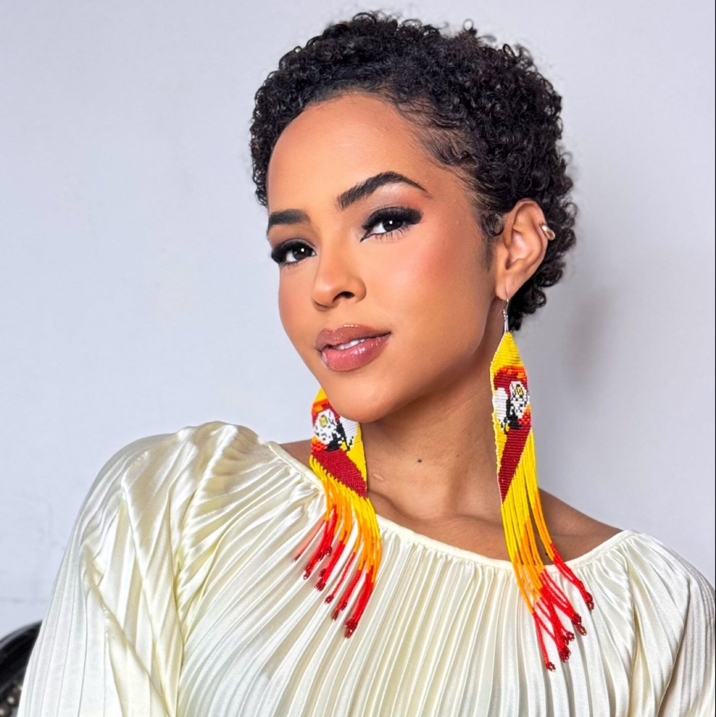 Boucles d'oreilles en perles de verre (Miçanga) - Motif Ara rouge fond jaune - Ethnie Borari Boucles d'oreilles Ethnie Borari, localisée dans l'état du Pará dans le Nord du Brésil. 