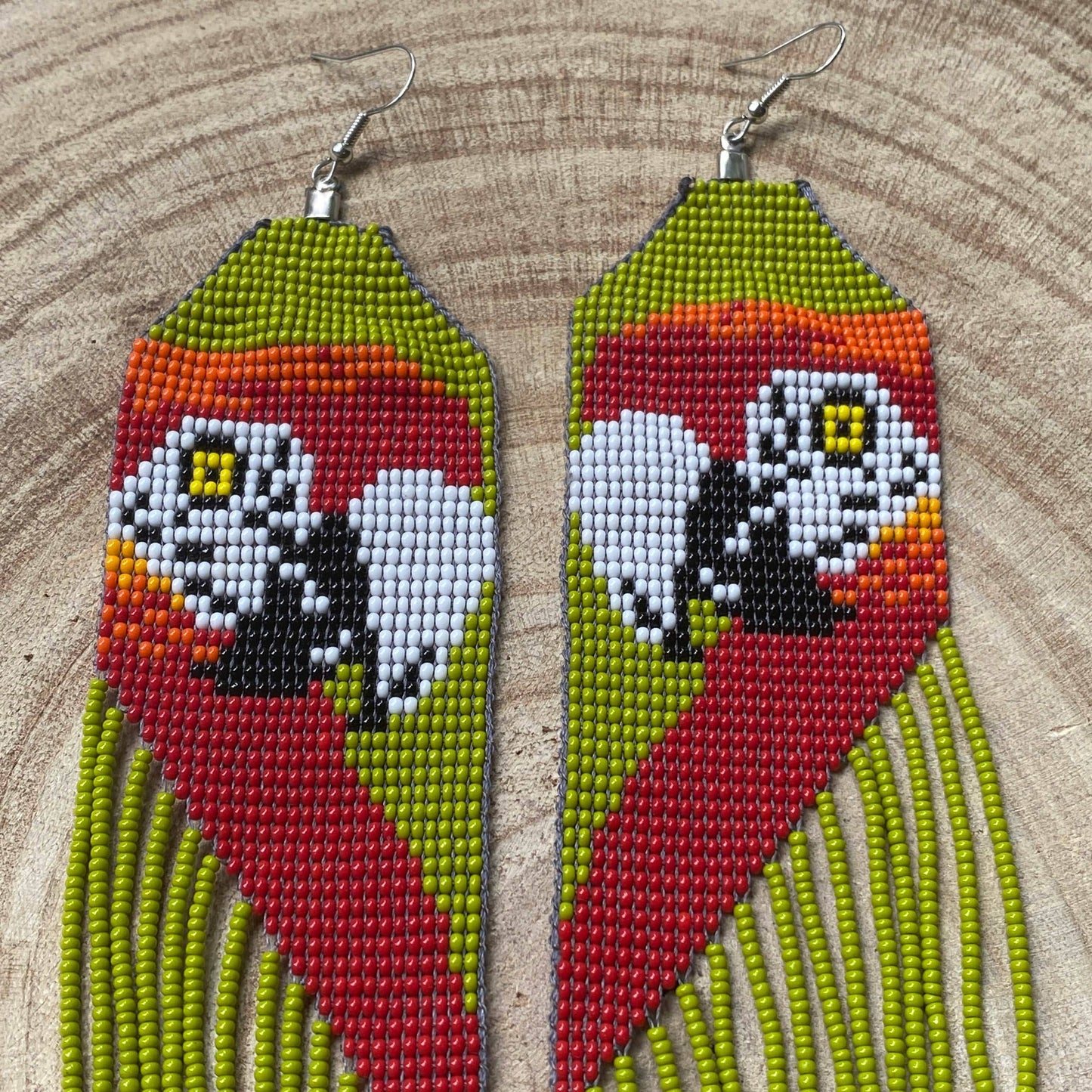 Boucles d'oreilles en perles de verre (miçanga) - Motif Ara rouge fond vert - Ethnie Wai Wai Boucles d'oreilles Ethnie Wai Wai localisée dans les états de l' Amazonas, Pará et Roraima dans le Nord du Brésil. 