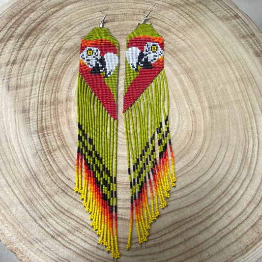 Boucles d'oreilles en perles de verre (miçanga) - Motif Ara rouge fond vert - Ethnie Wai Wai Boucles d'oreilles Ethnie Wai Wai localisée dans les états de l' Amazonas, Pará et Roraima dans le Nord du Brésil. 