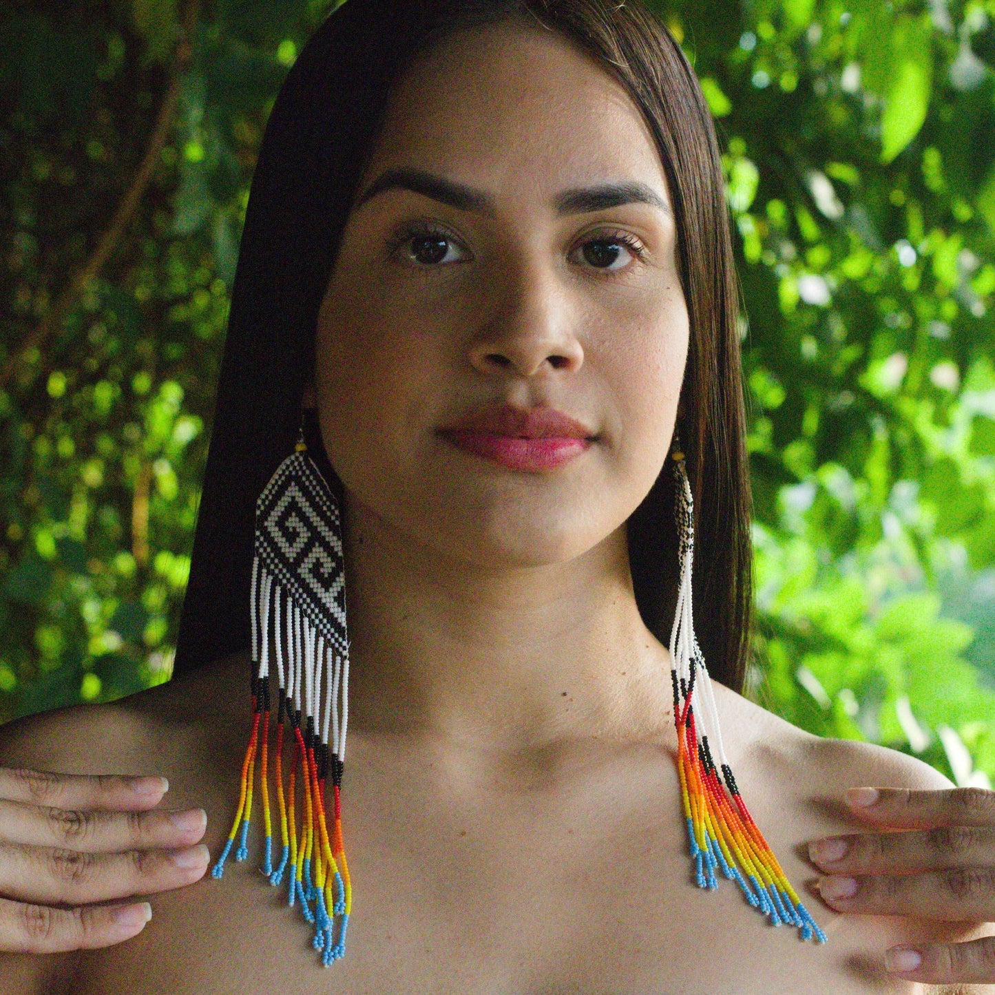 Boucles d'oreilles en perles de verre (Miçanga) - Motif colimaçon noir et blanc - Ethnie Tapirapé Boucles d'oreilles Ethnie Tapirapé, localisée dans le Parc Indigène du Xingu dans l' état du Mato Grosso au Centre-Ouest du Brésil. 