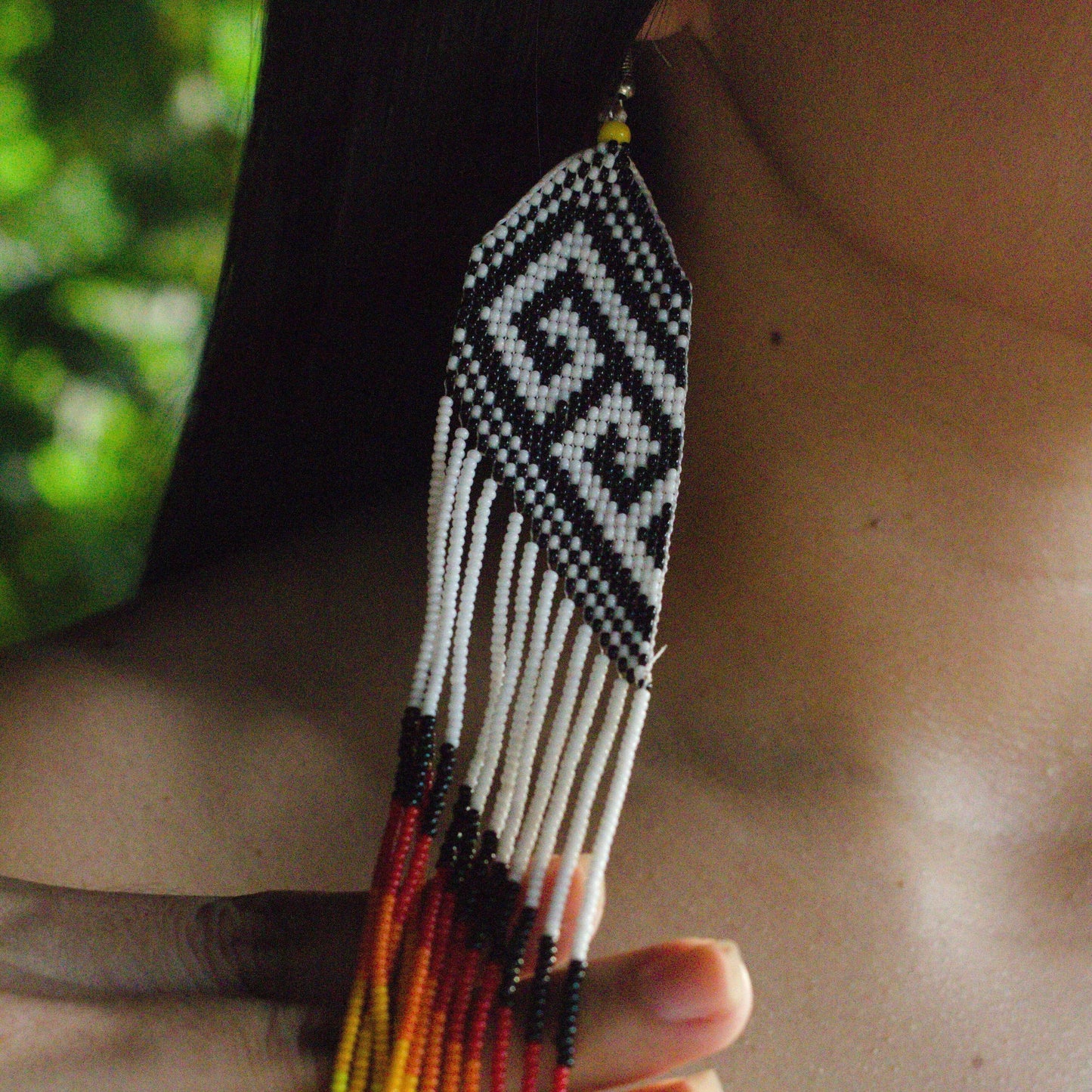 Boucles d'oreilles en perles de verre (Miçanga) - Motif colimaçon noir et blanc - Ethnie Tapirapé Boucles d'oreilles Ethnie Tapirapé, localisée dans le Parc Indigène du Xingu dans l' état du Mato Grosso au Centre-Ouest du Brésil. 