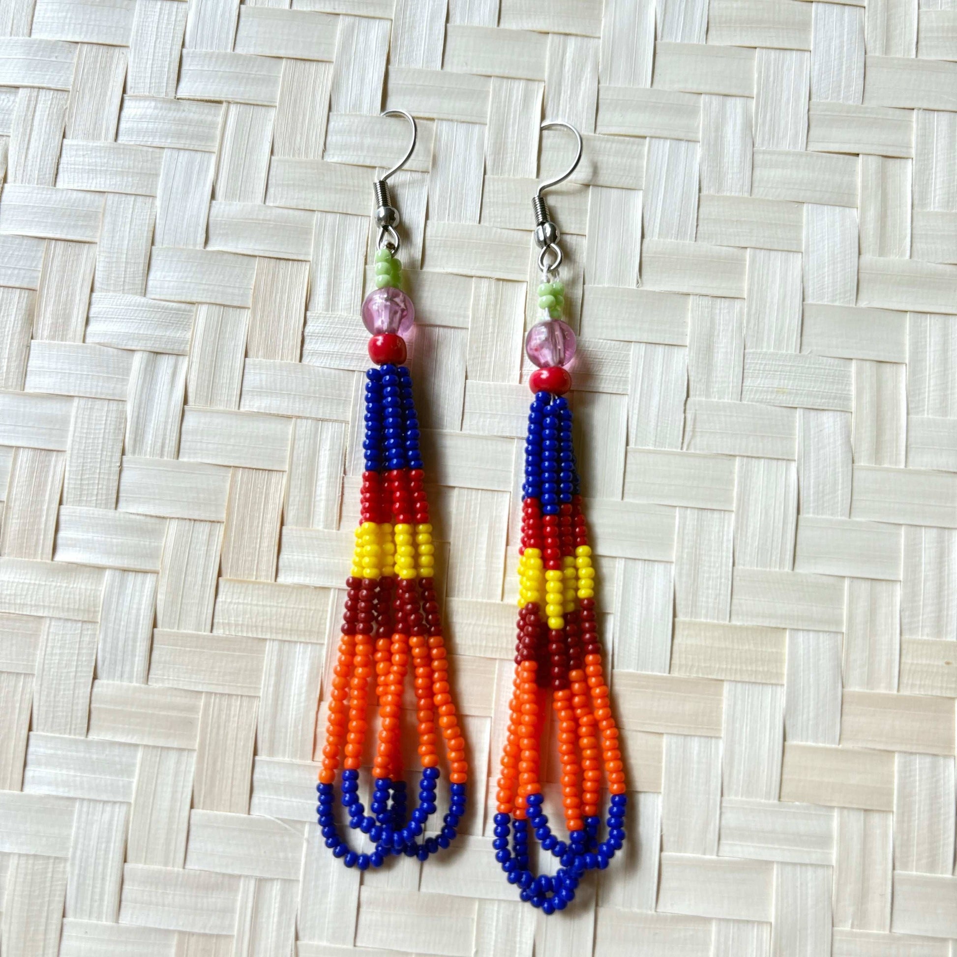 Boucles d'oreilles en perles de verre (Miçanga) - multicolore - Ethnie Kayapo Boucles d'oreilles Ethnie Kayapo, localisée dans l'état du Pará au nord du Brésil 