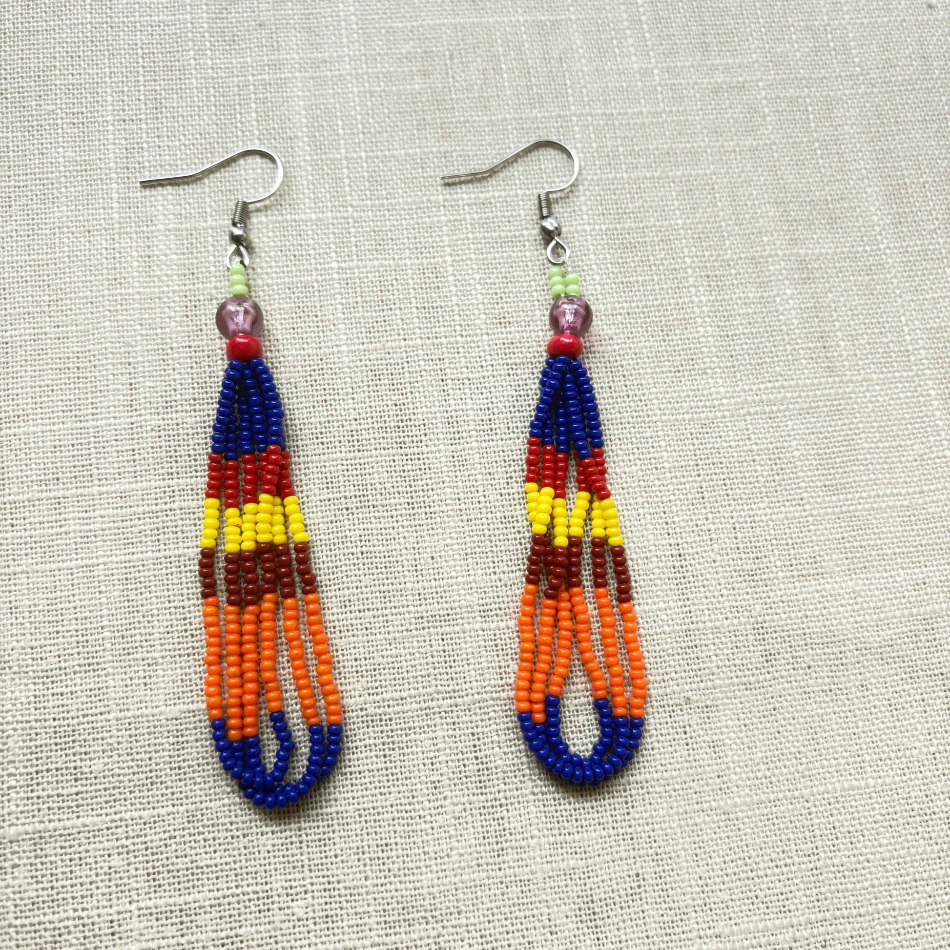 Boucles d'oreilles en perles de verre (Miçanga) - multicolore - Ethnie Kayapo Boucles d'oreilles Ethnie Kayapo, localisée dans l'état du Pará au nord du Brésil 