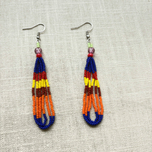 Boucles d'oreilles en perles de verre (Miçanga) - multicolore - Ethnie Kayapo Boucles d'oreilles Ethnie Kayapo, localisée dans l'état du Pará au nord du Brésil 