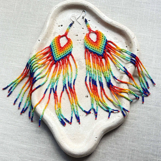 Boucles d'oreilles en perles de verre (Miçanga) - Multicolores arc en ciel à franges - Ethnie Borari Boucles d'oreilles Ethnie Borari, localisée dans l'état du Pará dans le Nord du Brésil. 