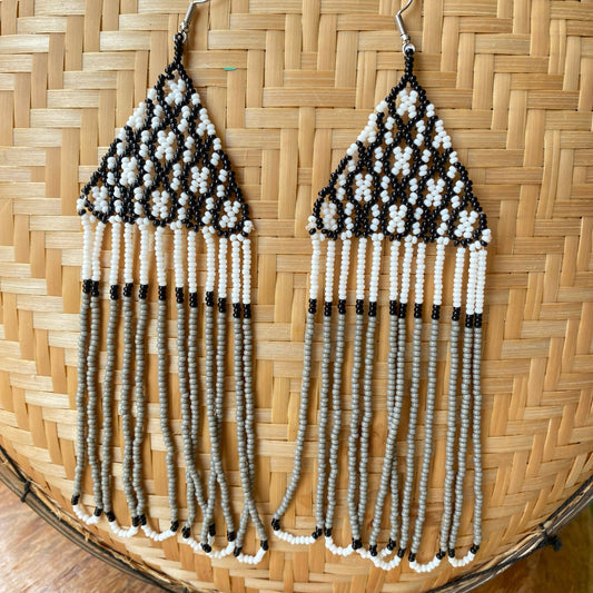 Boucles d'oreilles en perles de verre (Miçanga) - noir blanc et gris - Ethnie Kayapo Boucles d'oreilles Ethnie Kayapo, localisée dans l'état du Pará au nord du Brésil 