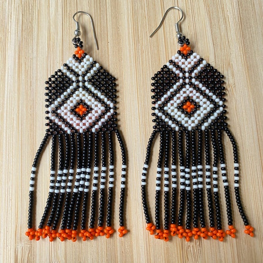 Boucles d'oreilles en perles de verre (miçanga) - Noir blanc et orange - Pointe orange - Ethnie Wai Wai Boucles d'oreilles Ethnie Wai Wai localisée dans les états de l' Amazonas, Pará et Roraima dans le Nord du Brésil. 