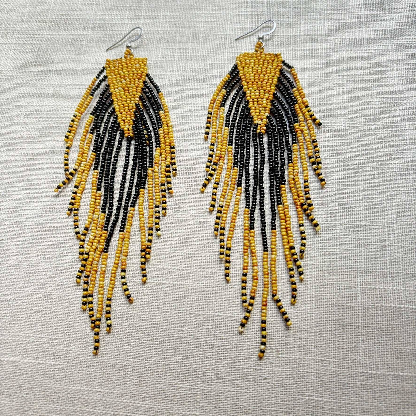 Boucles d'oreilles en perles de verre (Miçanga) - Noir et beige à franges - Ethnie Borari Boucles d'oreilles Ethnie Borari, localisée dans l'état du Pará dans le Nord du Brésil. 
