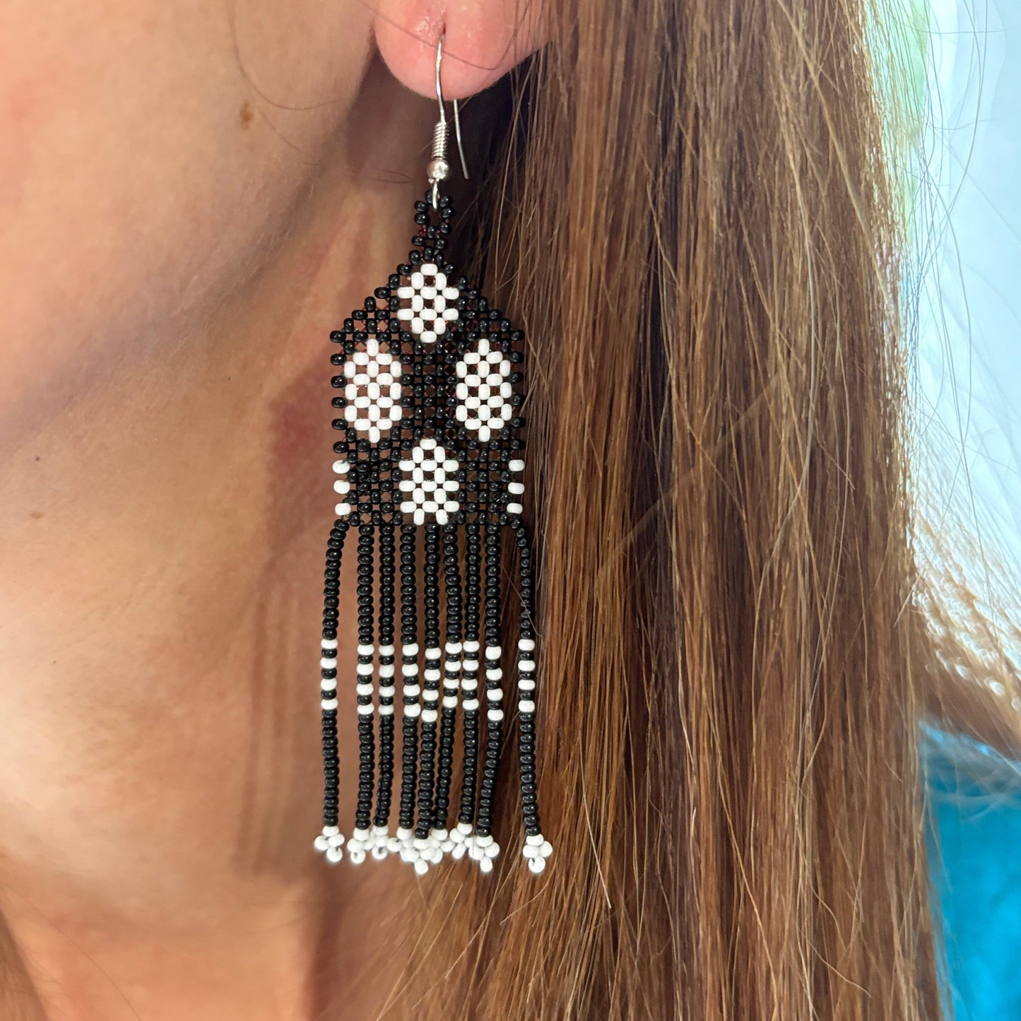 Boucles d'oreilles en perles de verre (miçanga) - Noir et blanc à franges - Ethnie Wai Wai Boucles d'oreilles Ethnie Wai Wai localisée dans les états de l' Amazonas, Pará et Roraima dans le Nord du Brésil. 