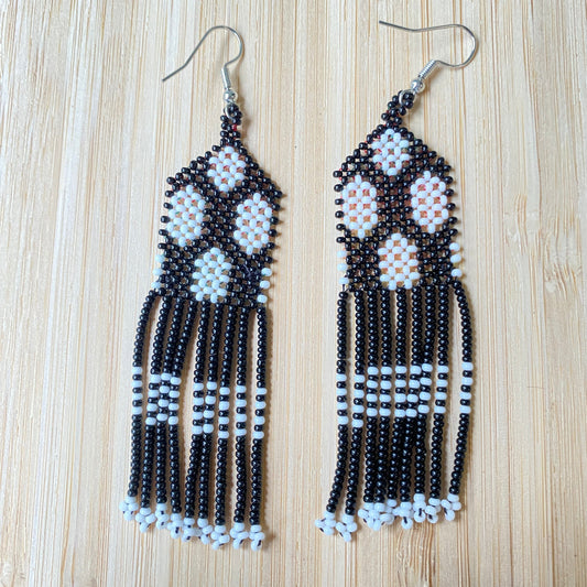 Boucles d'oreilles en perles de verre (miçanga) - Noir et blanc à franges - Ethnie Wai Wai Boucles d'oreilles Ethnie Wai Wai localisée dans les états de l' Amazonas, Pará et Roraima dans le Nord du Brésil. 
