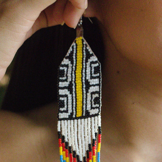 Boucles d'oreilles en perles de verre (miçanga) - noir et blanc ligne jaune - Ethnie Tapirapé Boucles d'oreilles Ethnie Tapirapé, localisée dans le Parc Indigène du Xingu dans l' état du Mato Grosso au Centre-Ouest du Brésil. 