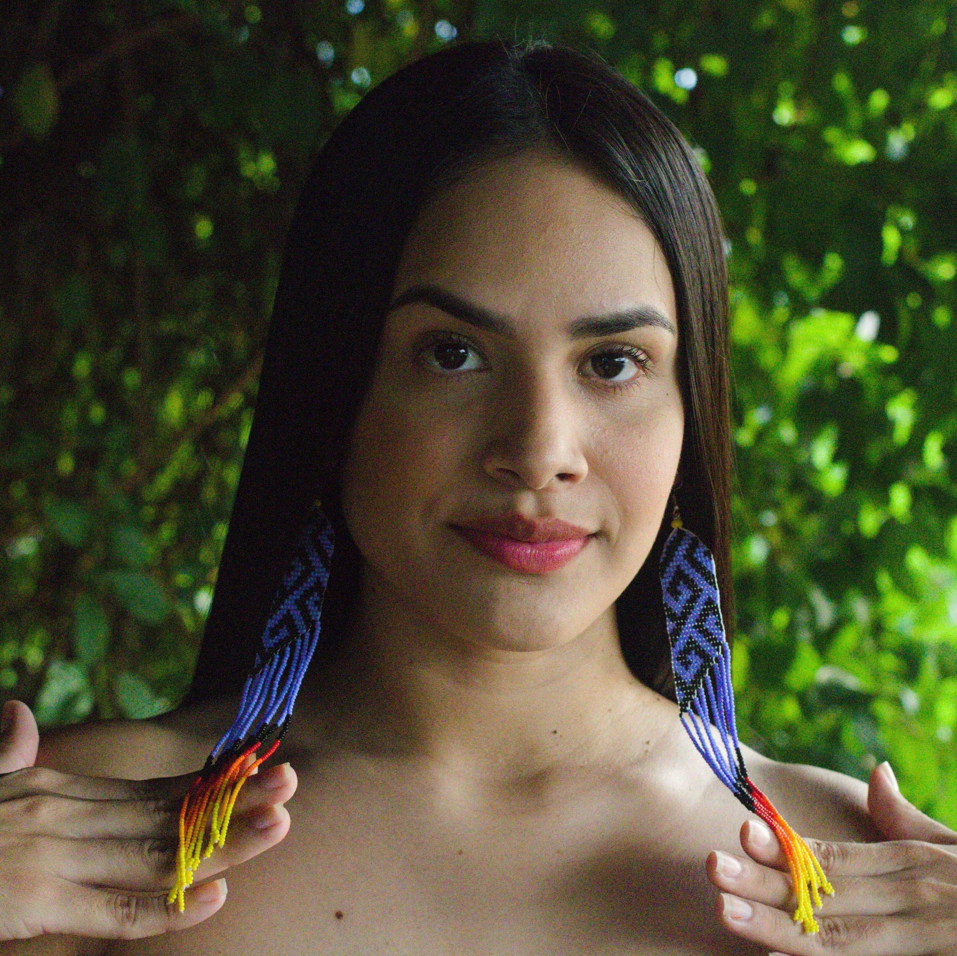 Boucles d'oreilles en perles de verre (Miçanga) - noir et violet colimaçon - Ethnie Tapirapé Boucles d'oreilles Ethnie Tapirapé, localisée dans le Parc Indigène du Xingu dans l' état du Mato Grosso au Centre-Ouest du Brésil. 