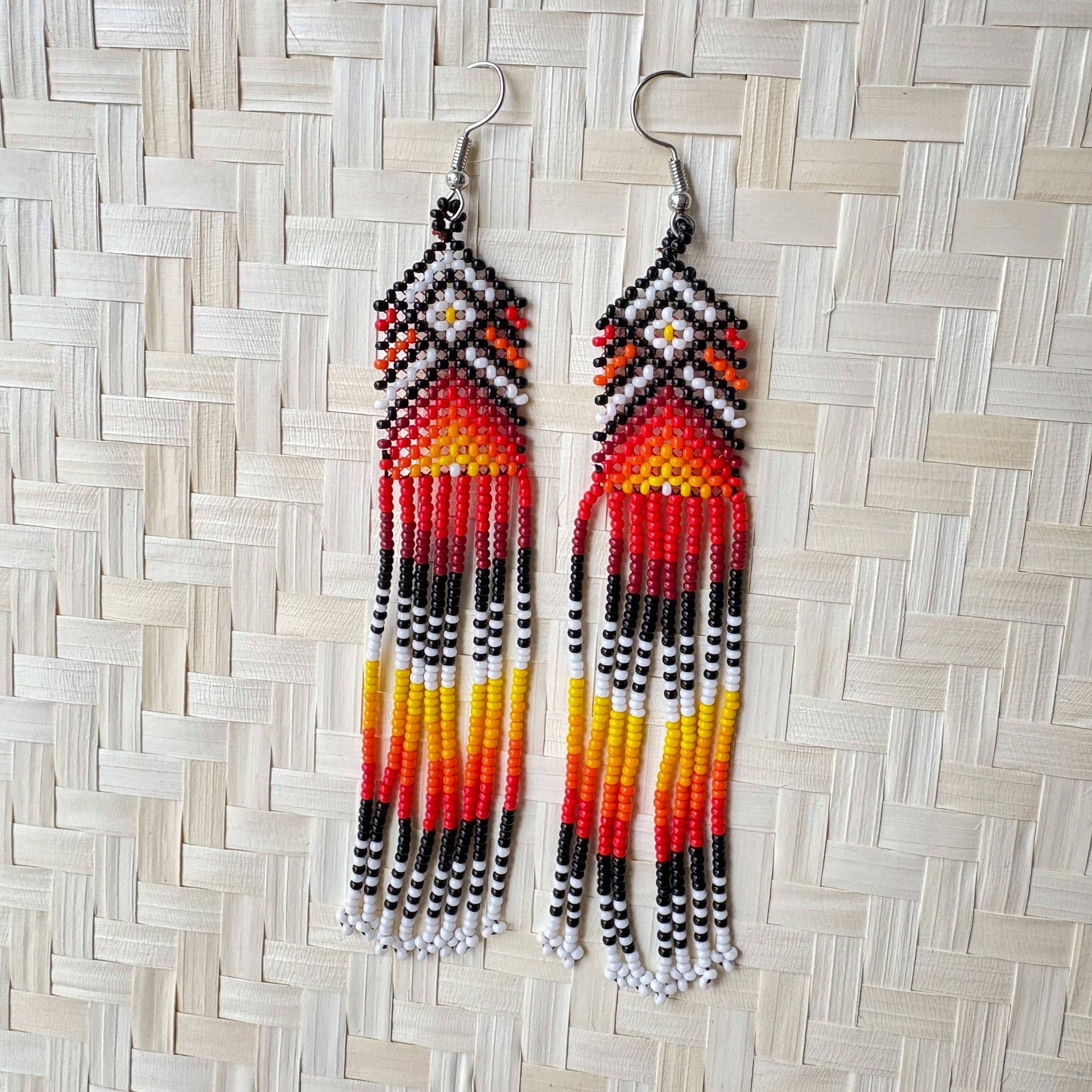 Boucles d'oreilles en perles de verre (miçanga) - noir rouge et jaune losange blanc - Ethnie Wai Wai Boucles d'oreilles Ethnie Wai Wai localisée dans les états de l' Amazonas, Pará et Roraima dans le Nord du Brésil. 