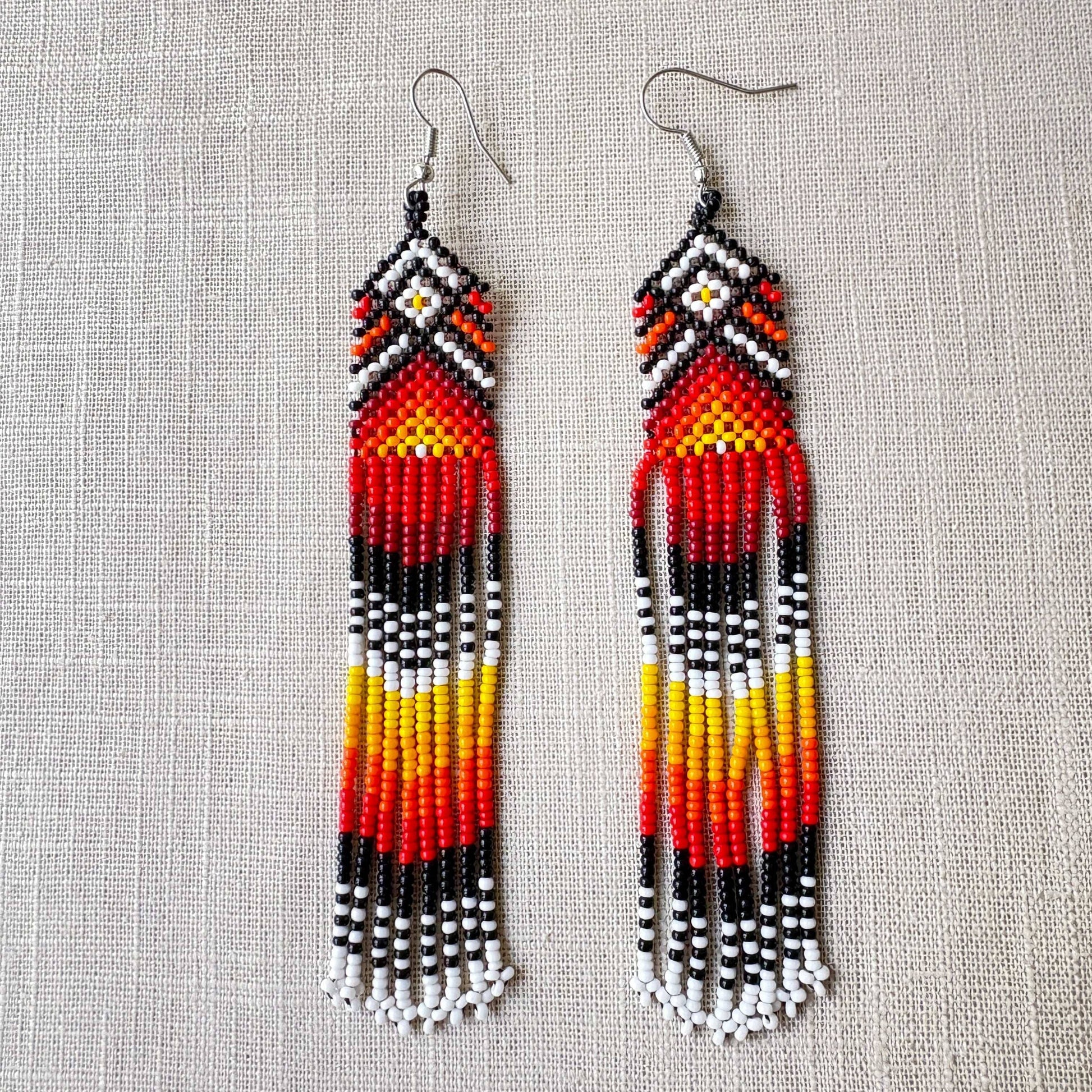 Boucles d'oreilles en perles de verre (miçanga) - noir rouge et jaune losange blanc - Ethnie Wai Wai Boucles d'oreilles Ethnie Wai Wai localisée dans les états de l' Amazonas, Pará et Roraima dans le Nord du Brésil. 