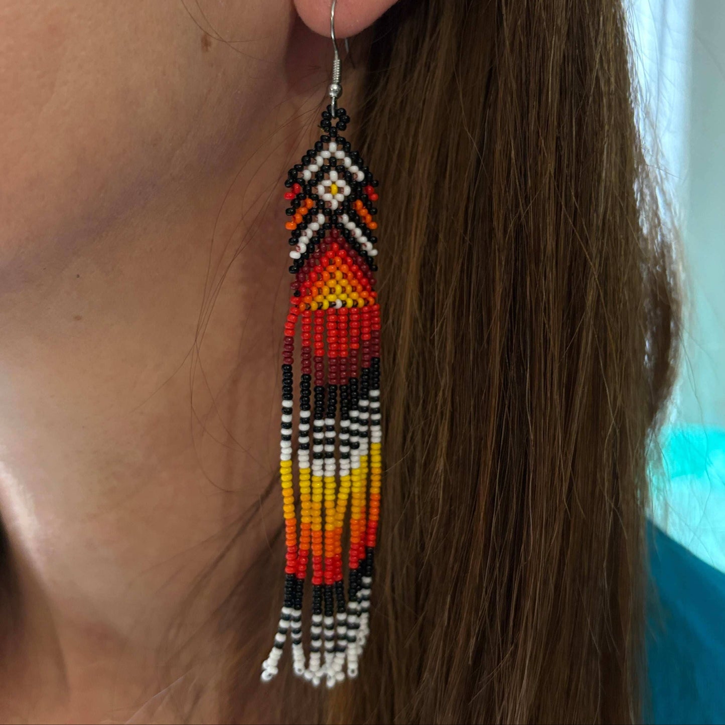 Boucles d'oreilles en perles de verre (miçanga) - noir rouge et jaune losange blanc - Ethnie Wai Wai Boucles d'oreilles Ethnie Wai Wai localisée dans les états de l' Amazonas, Pará et Roraima dans le Nord du Brésil. 