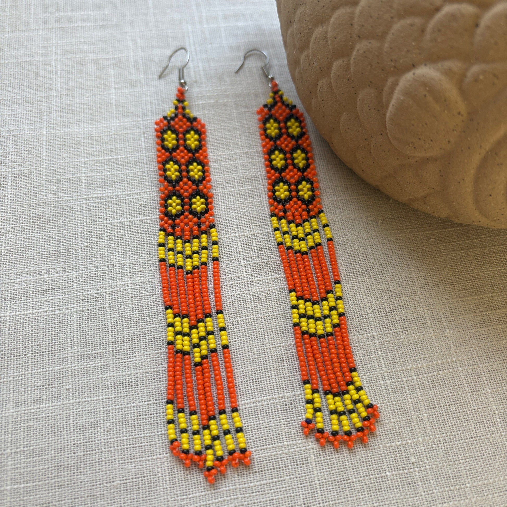 Boucles d'oreilles en perles de verre (miçanga) - orange et jaune - Ethnie Kayapo Boucles d'oreilles Ethnie Kayapo, localisée dans l'état du Pará au nord du Brésil 