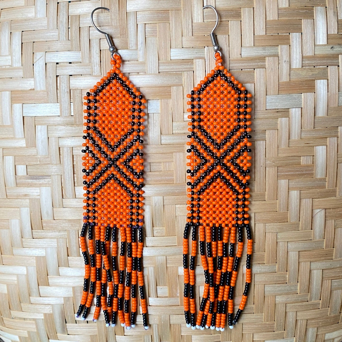 Boucles d'oreilles en perles de verre (Miçanga) - orange et noir - Ethnie Kayapo Boucles d'oreilles Ethnie Kayapo, localisée dans l'état du Pará au nord du Brésil 
