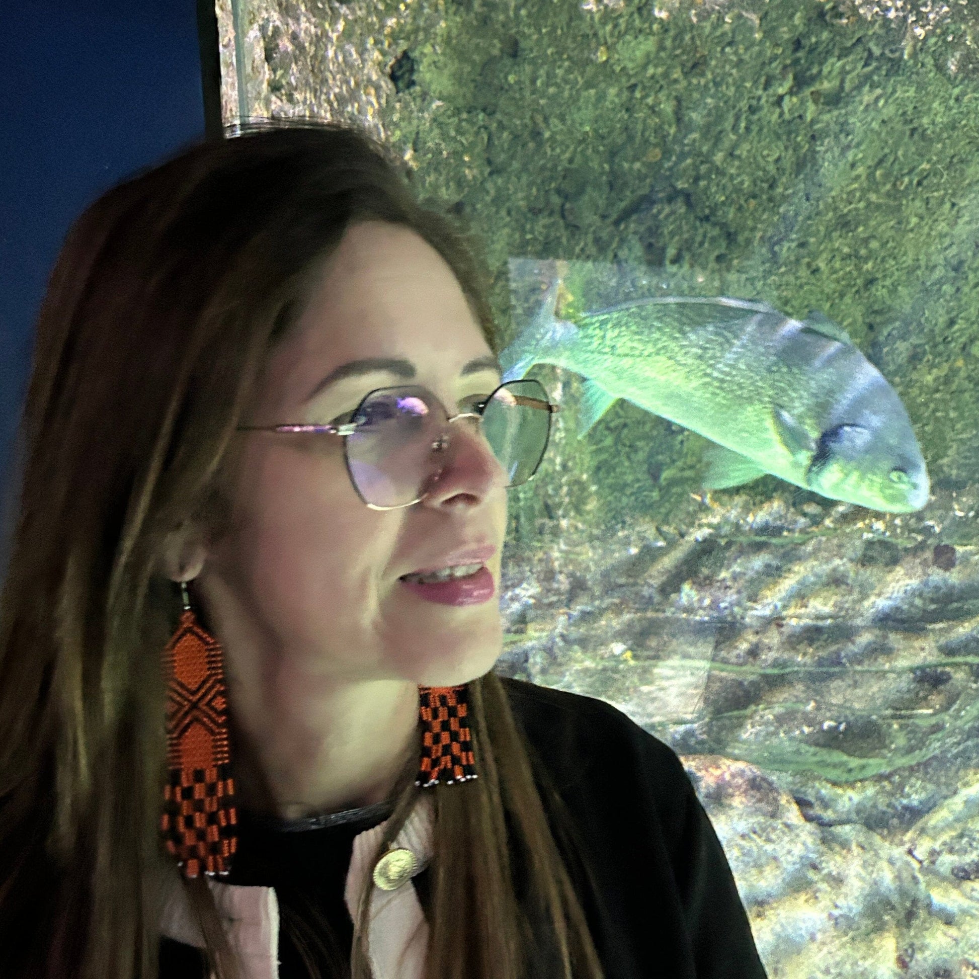 Boucles d'oreilles en perles de verre (Miçanga) - orange et noir - Ethnie Kayapo Boucles d'oreilles Ethnie Kayapo, localisée dans l'état du Pará au nord du Brésil 