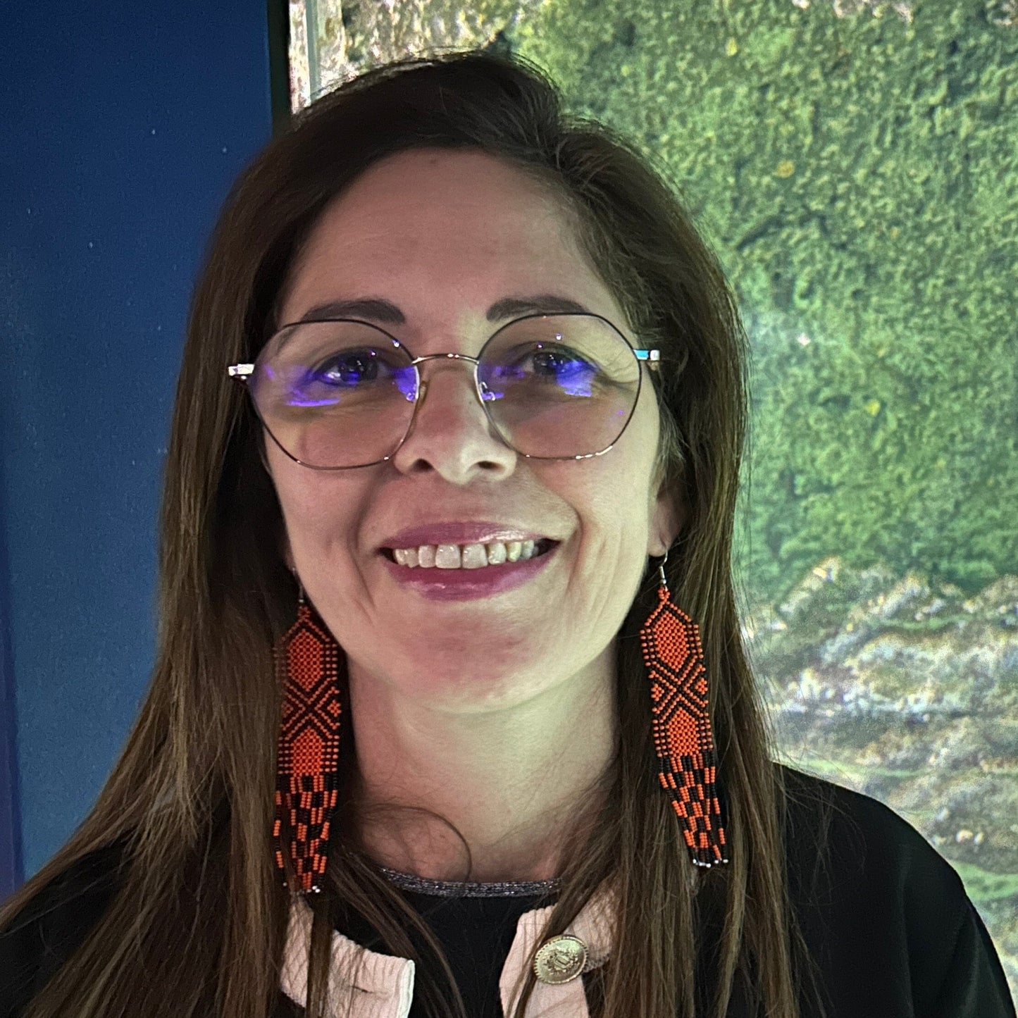 Boucles d'oreilles en perles de verre (Miçanga) - orange et noir - Ethnie Kayapo Boucles d'oreilles Ethnie Kayapo, localisée dans l'état du Pará au nord du Brésil 