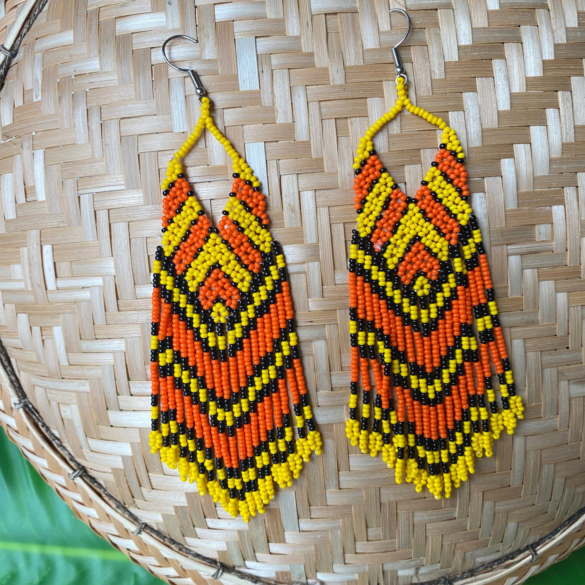 Boucles d'oreilles en perles de verre (Miçanga) - orange, jaune et noir - Ethnie Kayapo Boucles d'oreilles Ethnie Kayapo, localisée dans l'état du Pará au nord du Brésil 