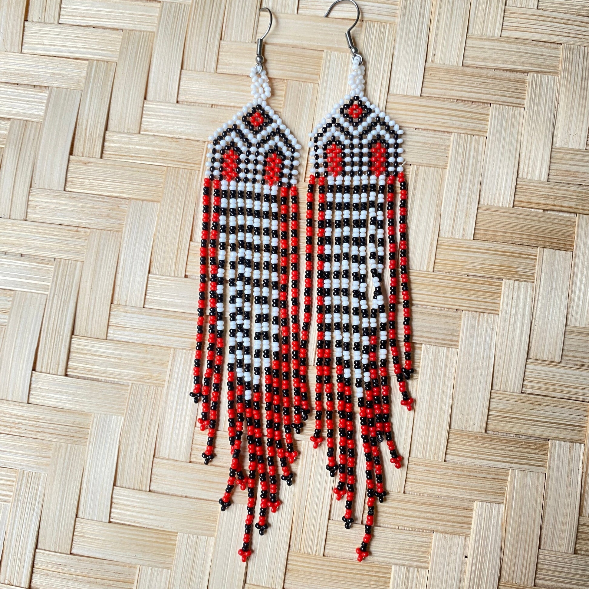 Boucles d'oreilles en perles de verre (Miçanga) - rouge blanc et noir - Ethnie Kayapo Boucles d'oreilles Ethnie Kayapo, localisée dans l'état du Pará au nord du Brésil 